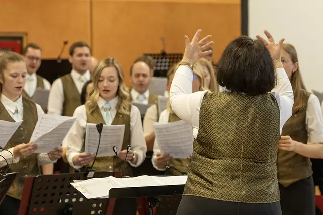 Silvia Fröschl dirigiert die Gesangseinlage. Ihr Arrangement von Super Trouper begeistert das Publikum.
 | Foto: Musikverein Schweiggers