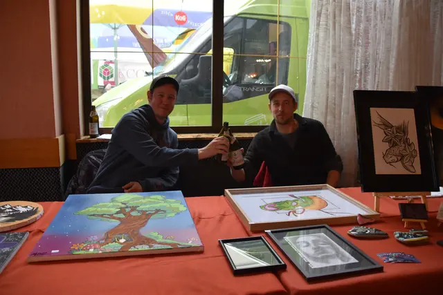 Ein Prosit der Gemütlichkeit: Michael Pokorny und Jakob Riesenhuber präsentierten ihre Kunstwerke beim Gassl-Festival in Purgstall an der Erlauf.