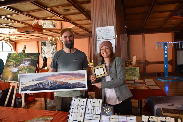 Fotokünstler Gerald Heigl aus Purgstall und Messing-Handwerkerin Elisabeth Wurzenberger aus Randegg präsentierten beim Gassl-Festival des Bunker-Kollektivs ihre Werke.