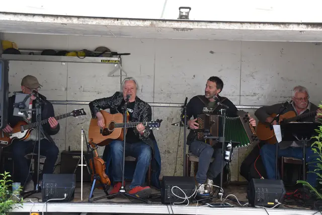 Die original Reinsberger mit Spitzbua Andi: Georg Grassberger, Andreas Fasching, Franz Schaufler und Didi Ganster spielten beim Frühschoppen in Purgstall an der Erlauf groß auf.