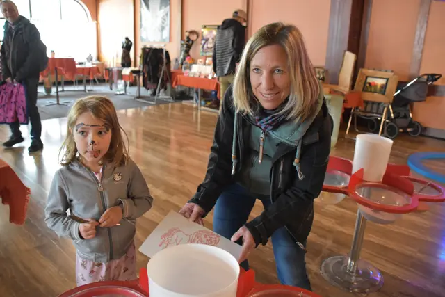 Die kleine Marlies aus Linz amüsierte sich mit ihrer Mama Martina Wöckl beim Gassl-Festival in Purgstall prächtig.