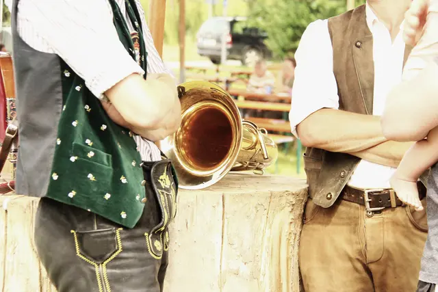 Für ein gelingendes Volksfest braucht es viele helfende Hände. | Foto: Adobe Stock/WoGi