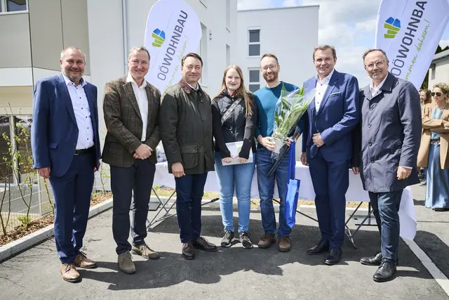 V.l.: Bürgermeister Thomas Wolfesberger, Robert Eckmair (Geschäftsführer OÖ Wohnbau),  LH-Stv. Manfred Haimbuchner, die Bewohner Frau und Herr Rauch sowie die LAbg. Georg Ecker und Günter Pröller | Foto: OÖ Wohnbau/Peter Mayr