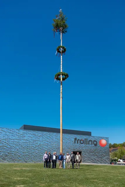 Die Unternehmensleitung und Mitglieder des Management-Teams vor dem Maibaum. | Foto: Fröling