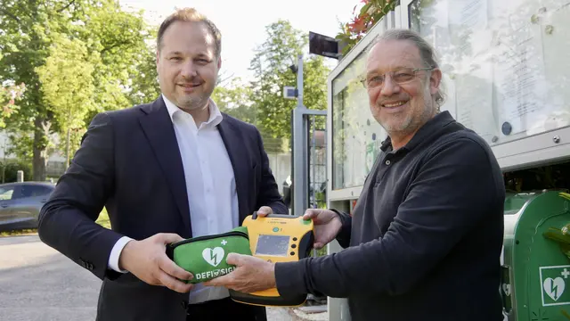 Bezirksvorsteher Daniel Resch übergab das Gerät an Obmann Robert Fara. | Foto: Michael Coufal