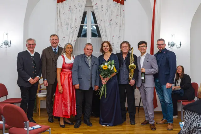 vlnr.: R a.D. Martin Preineder, Historiker Günter Fuhrmann, Vizebürgermeisterin Sabina Doria, Bürgermeister Bernhard Karnthaler, Pianistin Ines Schüttengrüber, Saxophonist Josef Schultner, Sänger Benjamin Harasko, GGR Jochen Panzenböck | Foto: ©Johannes Friedl