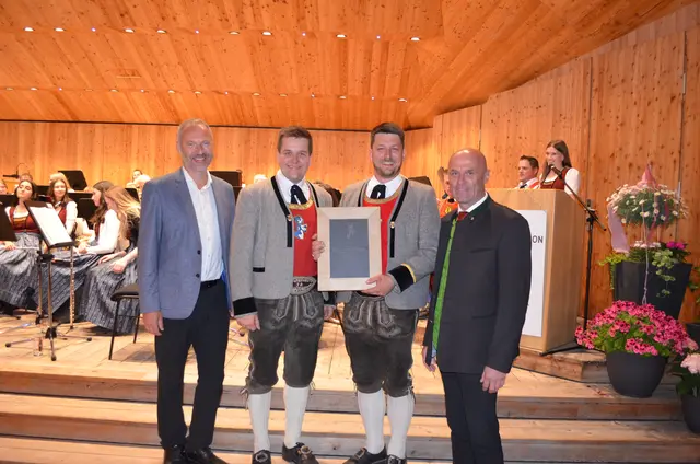 Auszeichnung Abschluss Lehrgang Ensembleleitung Blasorchester
v.l.n.r.: Lorenz Brandauer (Obmann-Stv. Pinzgauer Blasmusikverband), Jonas Seitner (Obmann), Manuel Kaltenhauser (Kapellmeister), Bgm. Hannes Enzinger