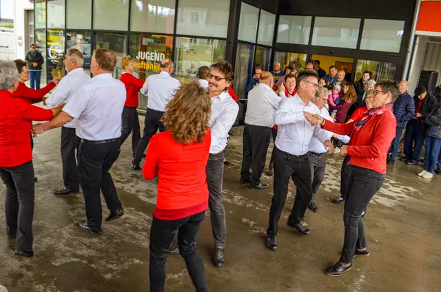 Für einen besonders stimmungsvollen Auftakt sorgte die Volkstanzgruppe Langau, die den offiziellen Teil der Feier eröffnete. | Foto: Gemeinde Langau