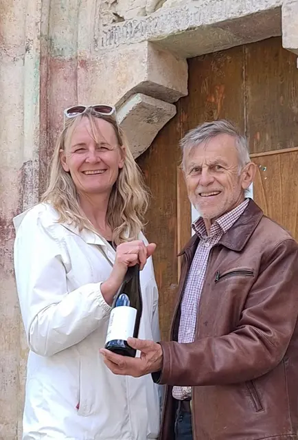 ...als Danke für die Führung übergab Toni Wintersteller sen Hl. Wolfgang Jubiläumswein an Michaela Dreitler-Melchor.