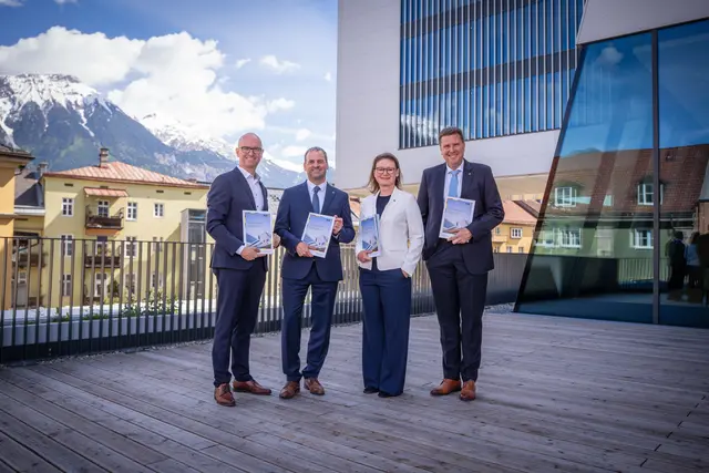 Hauptversammlung der Raiffeisen-Landesbank Tirol AG: (v.l.) stv. Vorstandsvorsitzender Christof Splechtna, Aufsichtsratsvorsitzender Johannes Peter Bachler, Vorstandsmitglied Gabriele Kinast, Vorstandsvorsitzender Thomas Wass | Foto: RLB Tirol AG