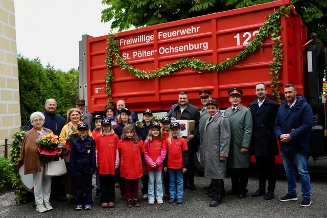 Fahrzeugpatin Heidi Schmid, StR Walter Hobiger, StR Marion Gabler-Söllner, Kdt. OBI Christian Übelbacher, Mitglieder der Kinderfeuerwehr und Feuerwehrjugend der FF Obg, Geräte- und Fahrzeugpatin Alexandra Kindler, Obmann der Dorfgemeinschaft Obg Georg Johann, Gerätepate Abg. zum NÖ Landtag Christian Brenner, Abschnittsfeuerwehr-Kdt. Stv. ABI Michael Zöchling, Kdt. Stv. BI Jörg Bachner, Bezirksfeuerwehr-Kdt. BR Richard Kraus, Vizebgm. Michael Kögl und GR Alexander Thallmeier.  | Foto: FF St. Pölten–Ochsenburg/Linauer