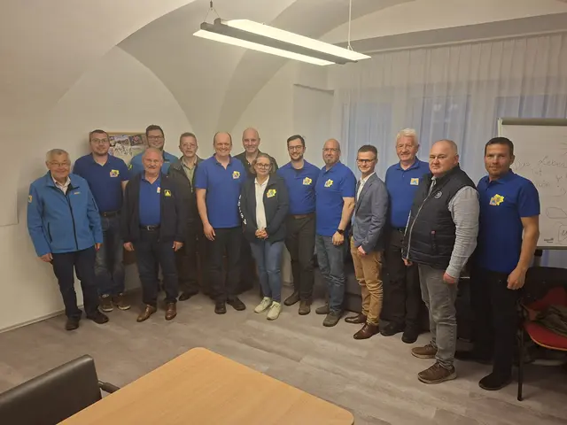 Gruppenfoto der Zivilschützer aus dem Bezirk Waidhofen/Thaya mit Vertretern des NÖ Zivilschutzverbandes und der Bezirkshauptmannschaft Waidhofen: Franz Strommer, Jürgen Bartl, Herbert Winkelbauer, Daniel Gattringer, Franz Hauer, Hadmar Senk, Michael Bartl, Barbara Hauser, Bernhard Zotter, Bernhard Trappl, Georg Grusch, Edmund Hieß, Werner Kronsteiner und Franz Eggenhofer (v.l.) | Foto: NÖZSV/Bernard Mahringer