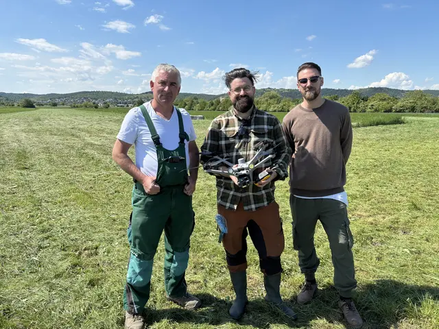 Landwirt Bernd Spreizenbarth aus Donnerskirchen, Jäger und Hauptverantwortlicher Lukas Flasch mit seinem Kollegen Marcel Kienert.  | Foto: Stefan Schneider/MeinBezirk