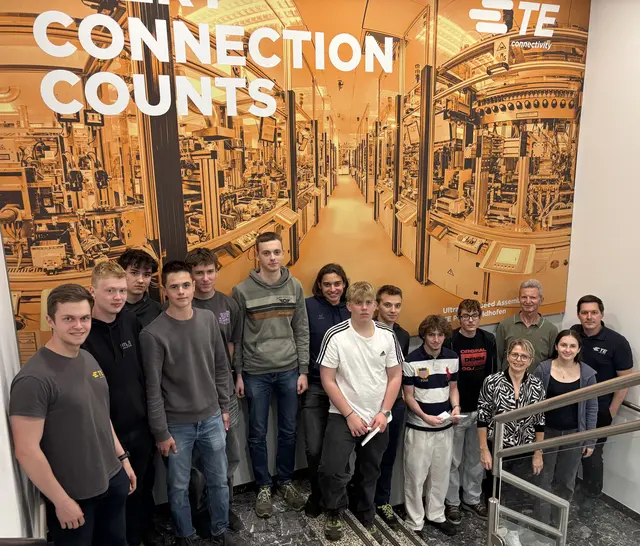 Die Schüler der HTL Karlstein bei TE Connectivity | Foto: TE Connectivity
