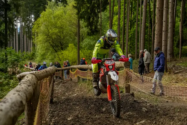 Leon Schmidt startet auf seiner BETA 300cc Zweitakter und hat in den letzten Wochen zusätzliche Einheiten Kraft- und Ausdauertraining absolviert um für das kräftezehrende Rennen fit zu sein.