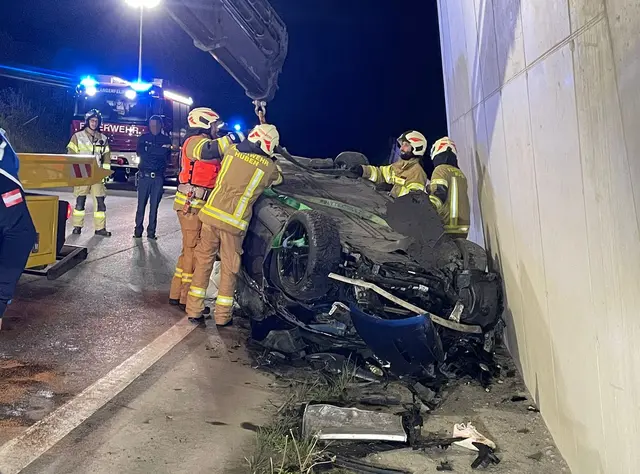 In Längenfeld krachte ein Pkw frontal gegen ein Tunnelportal und blieb am Dach liegen. Der Lenker konnte sich selbst befreien. Auch in Innsbruck, Radfeld und Schönberg kam es zu Unfällen. | Foto: zoom.tirol