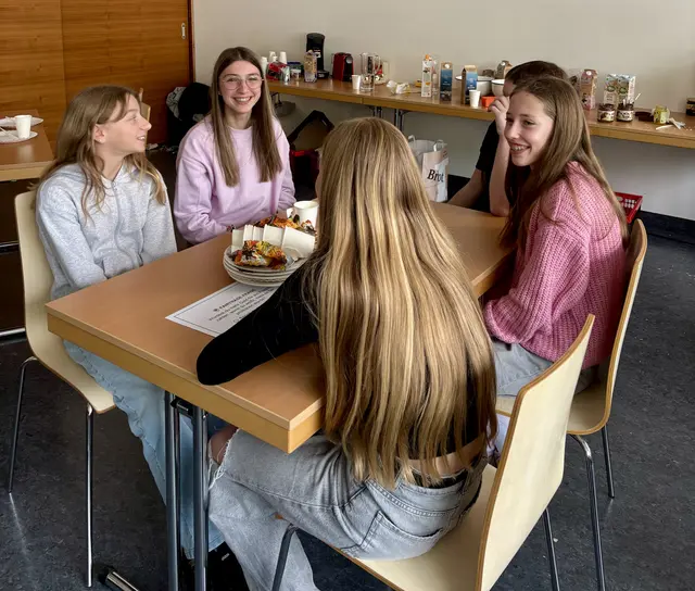 Die 3b der Fairtrade-zertifizierten HAK Lienz organisierte ein faires und nachhaltiges Frühstück. | Foto: Luna Mattersberger