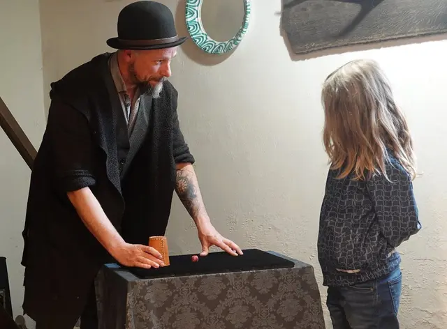 Magic Pedro ließ sich beim Zaubern ganz genau auf die Finger schauen. 
 | Foto: Michael Hörmann