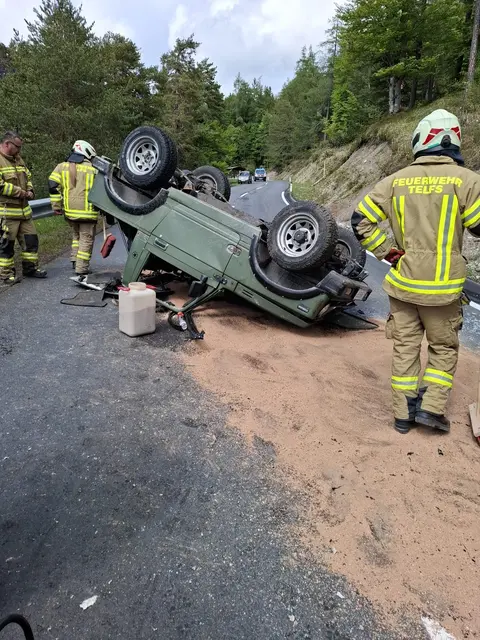 Beim Unfall erlitt der 19-jährige Lenker eine schwere Verletzung im Halsbereich. Auch der 16-jährige Beifahrer wurde unbestimmten Grades verletzt.
 | Foto: FF Telfs