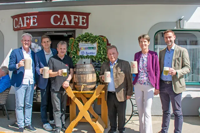 Stießen mit einem frischgezapften Bier auf die Zwettler Schanigartensaison an: Karl Schwarz, Vizebürgermeister Alexander Leutgeb, Wirt Siegfried Wagner, Bürgermeister Landtagsabgeordneter Ökonomierat Franz Mold, Nationalratsabgeordnete Martina Diesner-Wais und Stadtrat Thomas Weiss. | Foto: Stadtgemeinde Zwettl