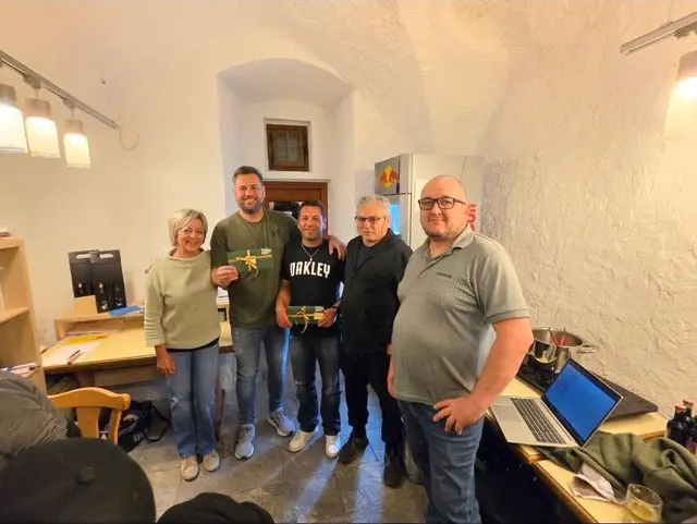 Die Sieger des Turniers Mario Binder und Daniel Kröll mit Turnierleiter Martin Klocker sowie Monika und Reinhard Wiege.  | Foto: TFV
