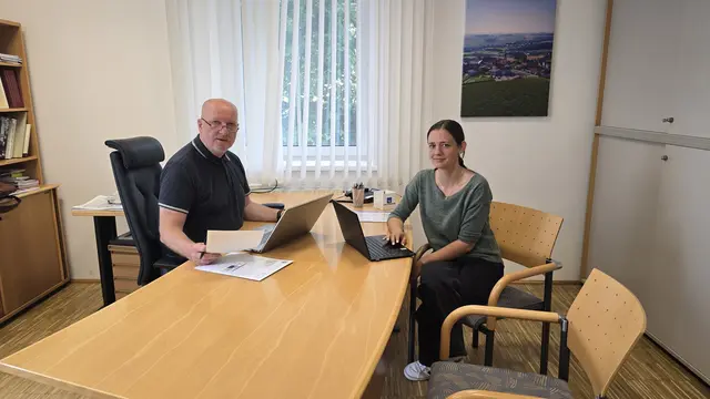 Allhamings Bürgermeister Karl Kastner und Studentin Sarah Erlacher freuen sich auf zahlreiche Anregungen der Allhaminger Bürger. | Foto: Gemeinde Allhaming