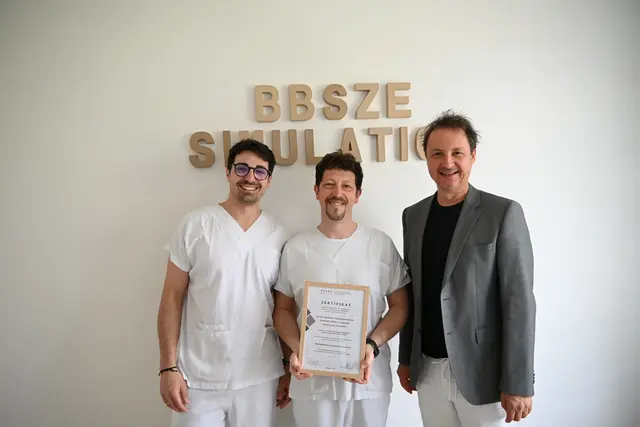 Neuerliche Zertifizierung für das Simulationszentrum der Barmherzigen Brüder in Eisenstad: (v.l.) Oberarzt Florian Pundy, Oberarzt Robert Czaher und Ärztlicher Direktor Martin Wehrschütz | Foto: KHBB Eisenstadt