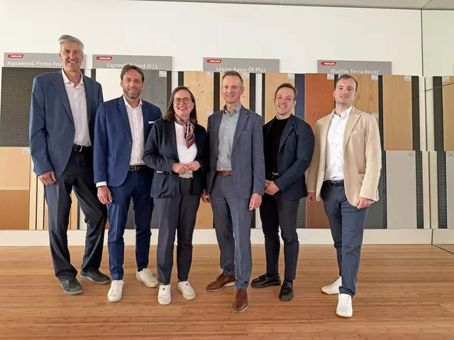 Johannes Haid (VDir.) und Robert Deflorian (beide Sparkasse Schwaz) mit Claudia M. Berghofer, Bernd Pichler, Tobias Benker und Julian Berghofer (alle ADLER)