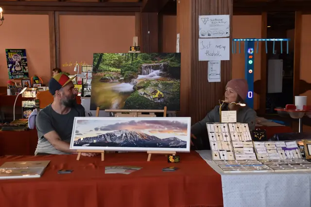 Fotograf Gerald Heigl (l.) stellte beim Gassl-Festival in Purgstall seine beeindruckende Werke aus. Am Freitag, 26. Juni wird er gemeisam mit Laura Hold einen Makro &amp; Close-Up Fotowalk in Grein veranstalten.