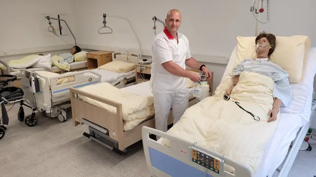 Lehrer Damir Hodžić in einem der neuen Schulungsräume der Pflegeschule der ÖJAB, mit Pflegebetten und Puppen zum Üben.  | Foto: ÖJAB