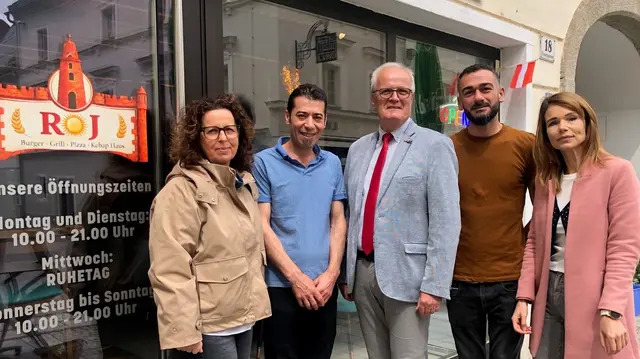 Von links: Christa Kreindl (Stadtmarketing), Ghasan (Roj), Christian Gratzl, Shervan (Roj) und Kathrin Freudenthaler (Stadtmarketing). | Foto: Stadtmarketing Freistadt