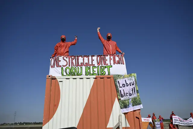 Zwei Aktivistinnen kritisieren die Politik und nehmen sie in Verantwortung.  | Foto: System Change, not Climate Change!