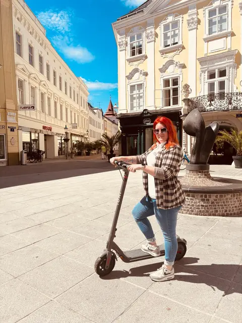 Celina Thoma mit einem E-Roller in St. Pölten. Noch darf man in St. Pölten mit dem E-Roller fahren - überall dort, wo auch Fahrräder fahren dürfen. | Foto: Martina Schweller