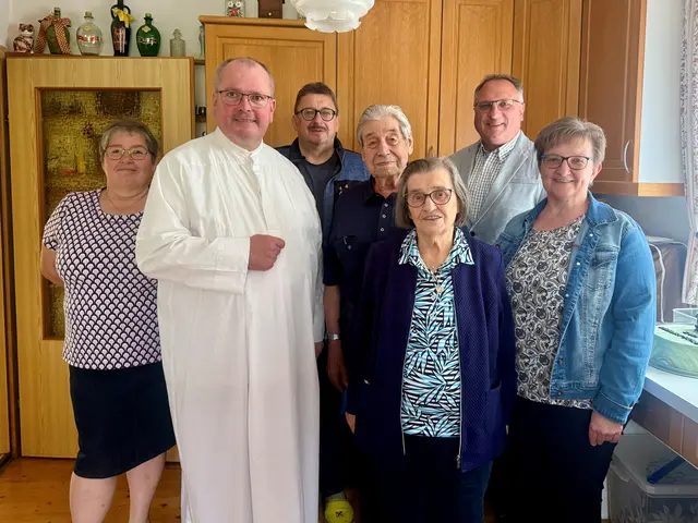 Christine Schmid, Pfarrer Pius Ulrich, Reinhard Schmid, Jubilar Heinrich Haidl, Maria Maurer, Stadtrat Harald Bauer und Vizebürgermeisterin Margit Auer (v.l.) | Foto: Stadtgemeinde Raabs