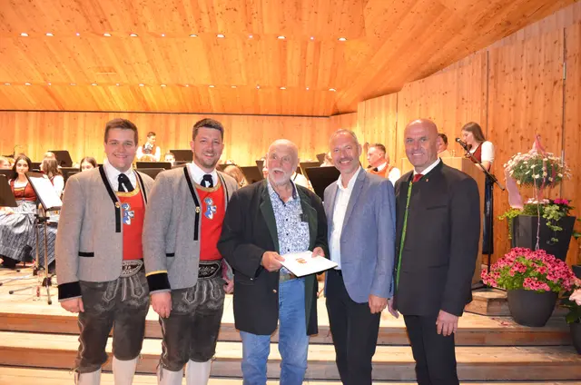 Jungmusikerleistungsabzeichen Bronze
v.l.n.r. Jonas Seitner (Obmann), Manuel Kaltenhauser (Kapellmeister), Friedrich Nindl, Lorenz Brandauer (Obmann-Stv. Pinzgauer Blasmusikverband), Bgm. Hannes Enzinger