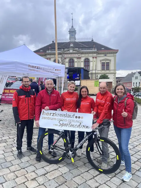 Roman Eichhorn, MSc, Trainingstherapeut im Herz-Kreislauf-Zentrum Groß Gerungs, Geschäftsführer Fritz Weber, Verena Frühwirth, Lisa Weber, Alex Frühwirth, Margit Anderl, Teamleiterin Marketing im Herz-Kreislauf-Zentrum Groß Gerungs (v.l.). | Foto: Alex Weber