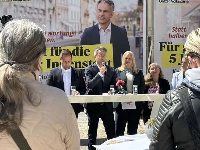 Kurt Hohensinner (m.) präsentierte mit Claudia Unger und Markus Huber das Wahlprogramm. 