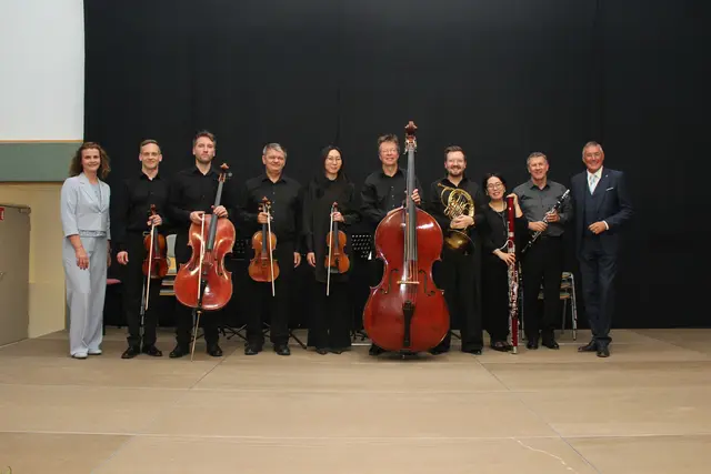 Bürgermeister Deltl und Vizebürgermeisterin Julia Neidhart-Hermann mit dem Ensemble. | Foto: Gemeinde