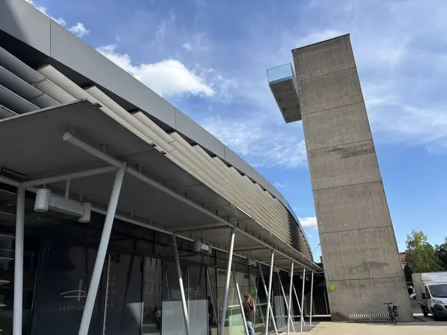 Zu sehen ist der Eingang des Feldbacher Veranstaltungszentrums, daneben der Feldbacher Stadtturm.