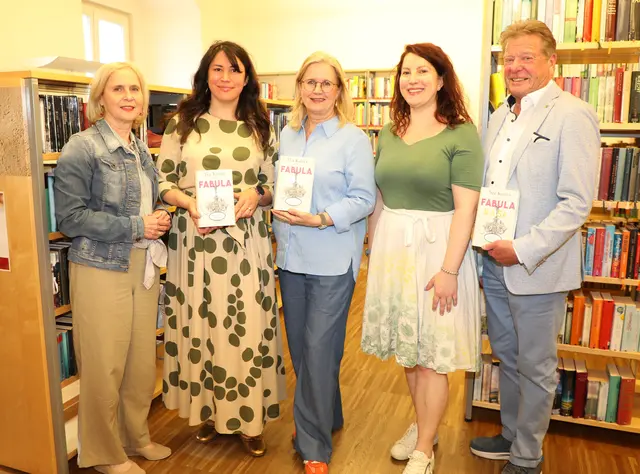 Bei der ausverkauften Lesung in der Stadtbücherei Krems: 
v.li.n.re.: Magistrat-Bereichsleiterin Doris Denk, Bestsellerautorin Vea Kaiser, Kulturgemeinderätin Elisabeth Kreuzhuber, Büchereileiterin Julia Nicolodi und Stadtrat Helmut Mayer | Foto: Stadt Krems