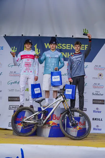 Paul Schmidinger (mitte) freut sich über den Sieg in der Juniorenklasse. | Foto: Schmidinger
