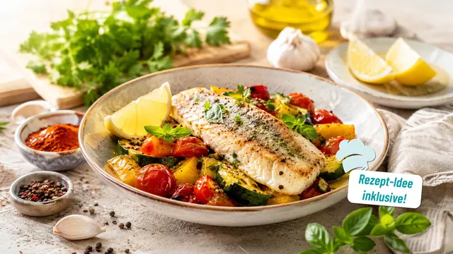 Mediterraner Genuss leicht gemacht: Zanderfilet mit Gemüse, Kräutern und Zitrone – frisch, aromatisch und stoffwechselfreundlich.