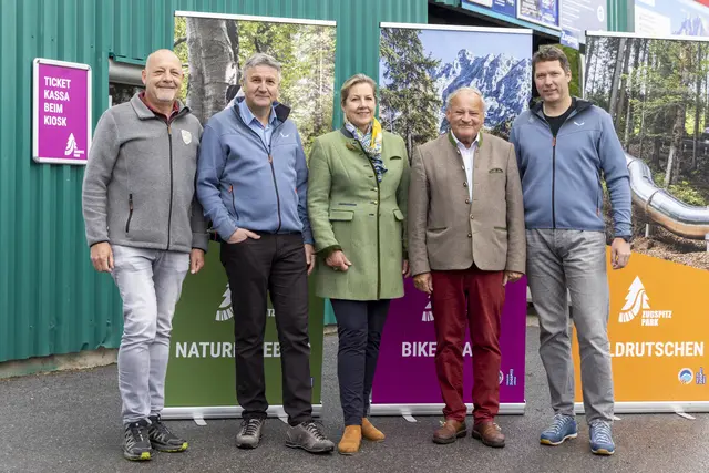 v.l.: Bgm. Markus Köck, TVB-Obmann Theo Zoller, Christine und Dr. Hans Heinrich von Srbik, Eigentümer der Ehrwalder Wettersteinbahnen und TVB-GF Björn Scherer bei der Eröffnung des neuen Zugspitzparks. | Foto: Ehrwalder Wettersteinbahnen