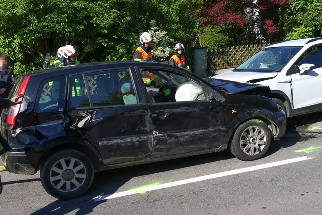 Ein missglücktes Überholmanöver führte zu einem Frontalzusammenstoß zweier Pkw sowie verletzten Insassen in Buchkirchen. | Foto: laumat.at