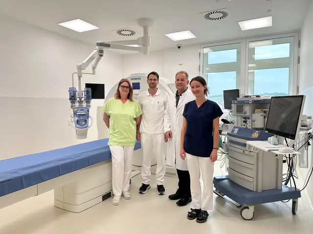 Radiologietechnologin Alexandra Lampichler, Andreas List, Leiter der Radiologietechnologie, Primarius Gerald Wolf, Leiter Institut für Radiologie LKH Oststeiermark und Radiologietechnologin Lilian Edelsbrunner (v. l.) mit dem neuen CT-Gerät