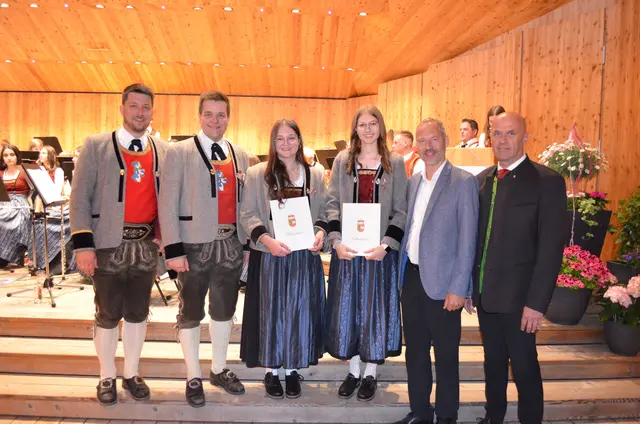 Jungmusikerleistungsabzeichen Silber
v.l.n.r.: Manuel Kaltenhauser (Kapellmeister), Jonas Seitner (Obmann), Leonie Hofer, Johanna Hofer, Lorenz Brandauer (Obmann-Stv. Pinzgauer Blasmusikverband), Bgm. Hannes Enzinger