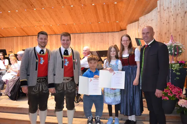 Junior-Leistungsabzeichen
v.l.n.r.: Manuel Kaltenhauser (Kapellmeister), Jonas Seitner (Obmann), Mattheo Hechenberger, Annabelle Macallister, Christina Hofer (Jugendreferentin), Bgm. Hannes Enzinger