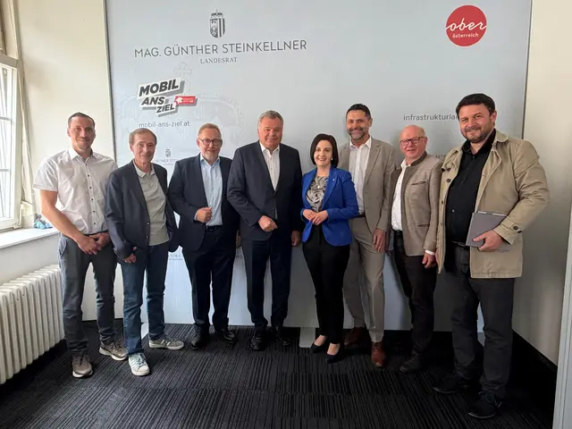 Vertreter von Pro Mühlkreisbahn trafen sich mit Landesrat Günther Steinkellner (4. v. l.). | Foto: Pro Mühlkreisbahn