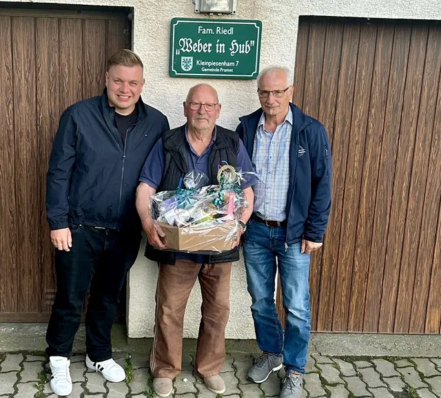 Die Pferdefreunde des Bezirkes Ried überbrachten Rudi Riedl (Mitte) Glückwünsche zum 80. Geburtstag. | Foto: Pferdefreunde Ried