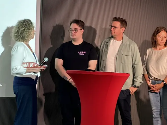 Moderatorin Eveline Doll mit Alin Tomescu und Hartjes-Chef Stefan Spreitzer. | Foto: Meinbezirk Ried/Wiesbauer